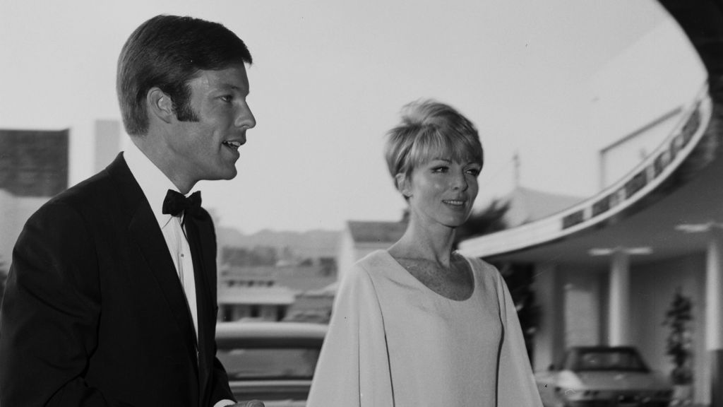 LOS ANGELES, CALFORNIA - CIRCA 1966: Actor Richard Chamberlain with Joan Marshall in Los Angeles, California. (Photo by Earl Leaf/Michael Ochs Archives/Getty Images)