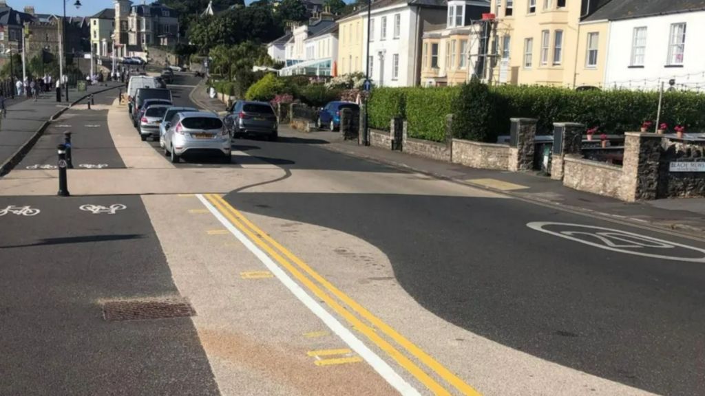 Road development in Clevedon, with wavy lines, yellow lines and a white line all in parallel, between a cycle lane and a one-way road.