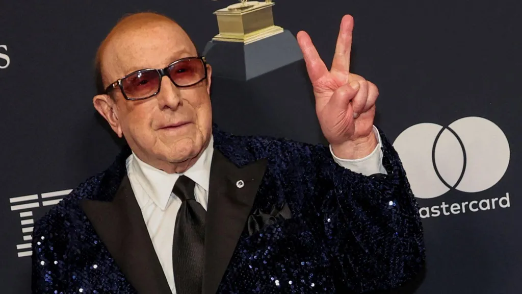 Clive Davis, magnate de la música detrás de Whitney Houston y Bruce Springsteen, muere a los 94 años.