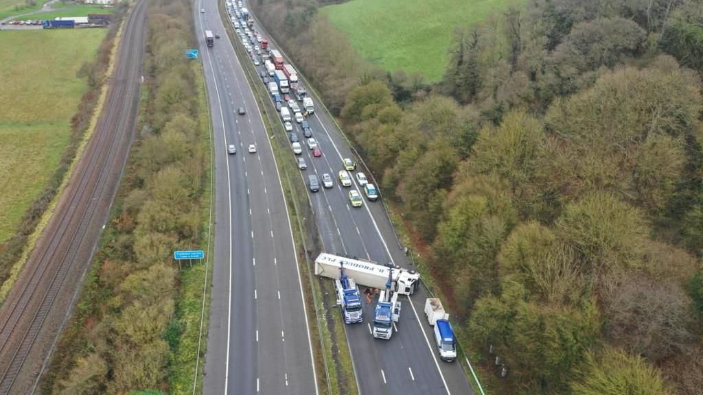 Overturned potato lorry shuts part of M5 in Devon BBC News