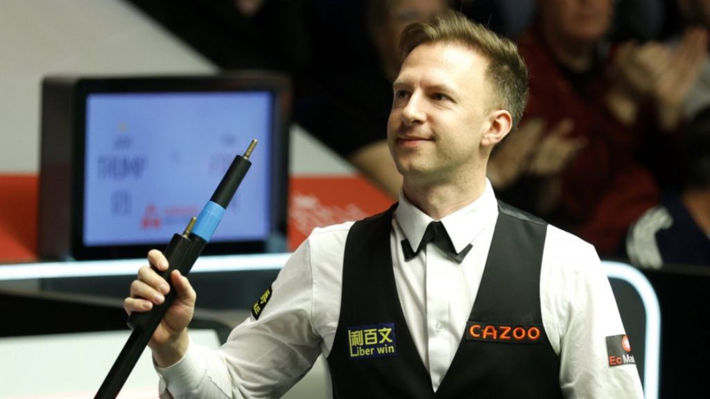 Judd Trump waves to the fans
