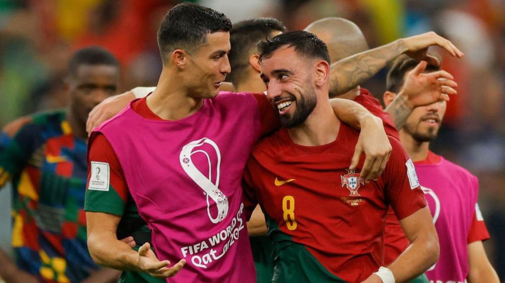 Cristiano Ronaldo and Bruno Fernandes embrace