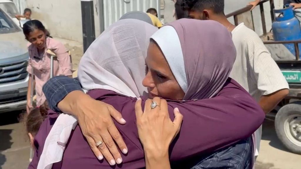 Two Palestinian women hug as a medical evacuation prepares to leave Gaza (30/07/24)