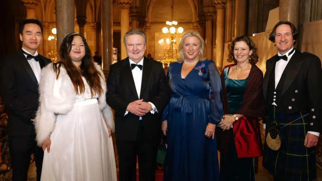 Three men and three women dressed in ball gowns and black-tie attire at the Vienna Ball of Sciences. The Mayor of Vienna Dr Michael Ludwig and the British Ambassador to Austria stand in the middle. 