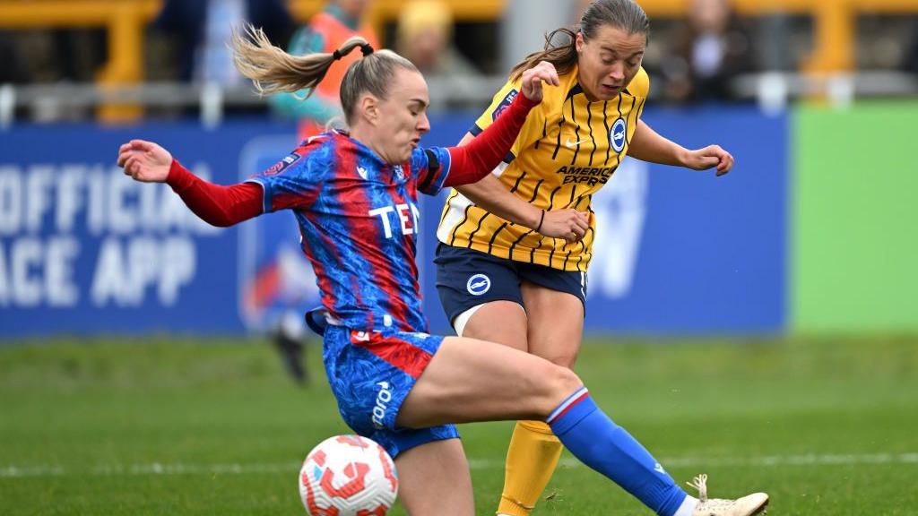 Josie Green pressuring Fran Kirby