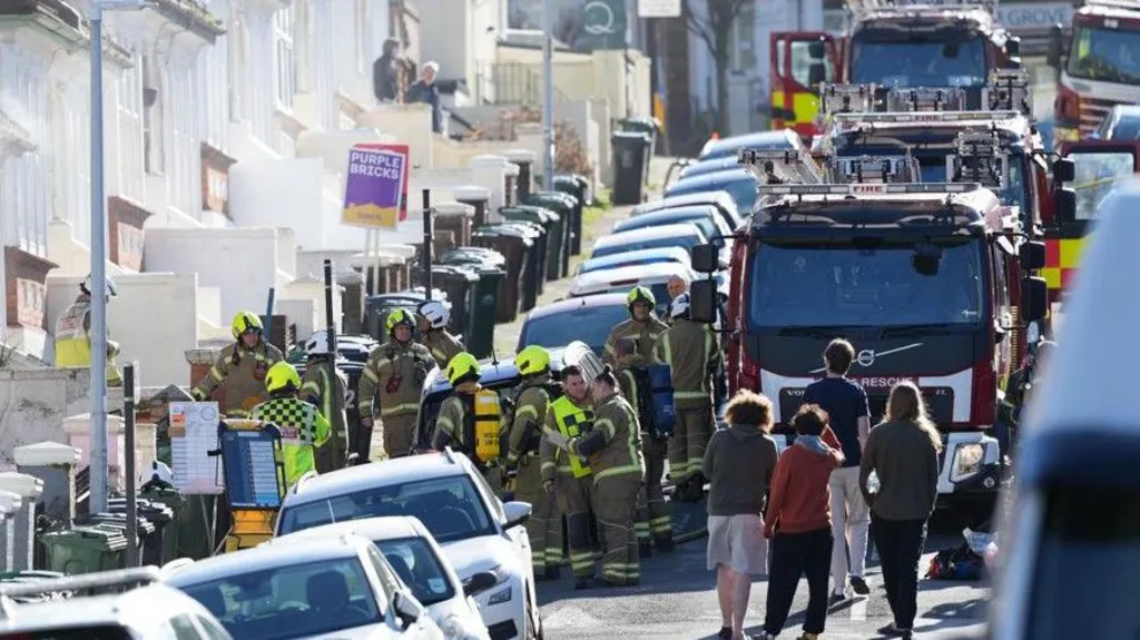 Alerta mientras los bomberos combaten el incendio en Brighton Alerta mientras los bomberos combaten el incendio en Brighton