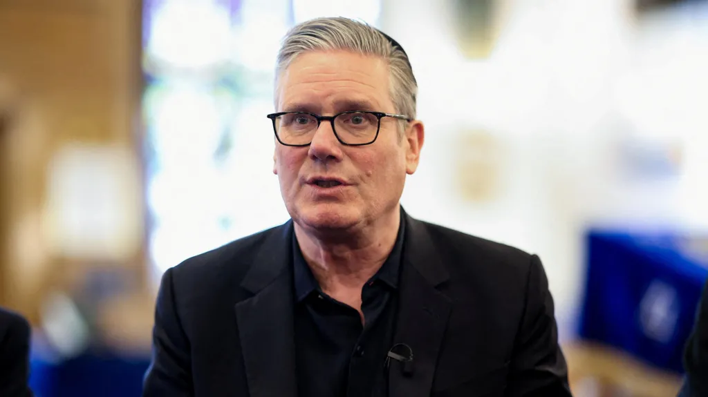 El primer ministro está aislado y la preocupación por el empleo se agrava.