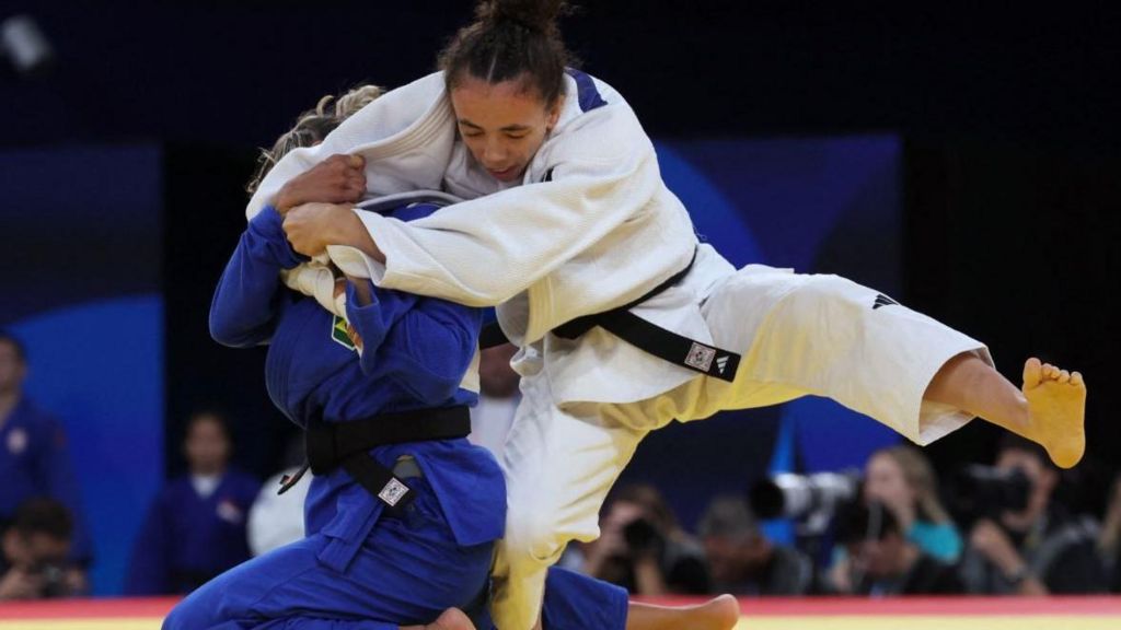 Chelsie Giles in action against Larissa Pimenta of Brazil