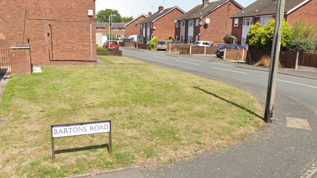 Market Drayton: Fire crews tackle first floor flat fire - BBC News