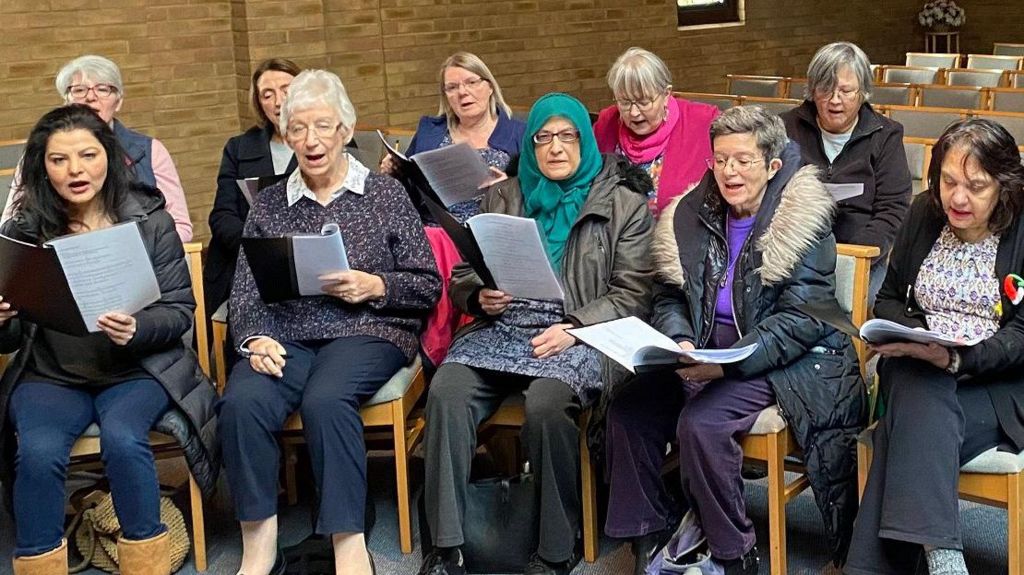 Milton Keynes women bond through interfaith choir - BBC News