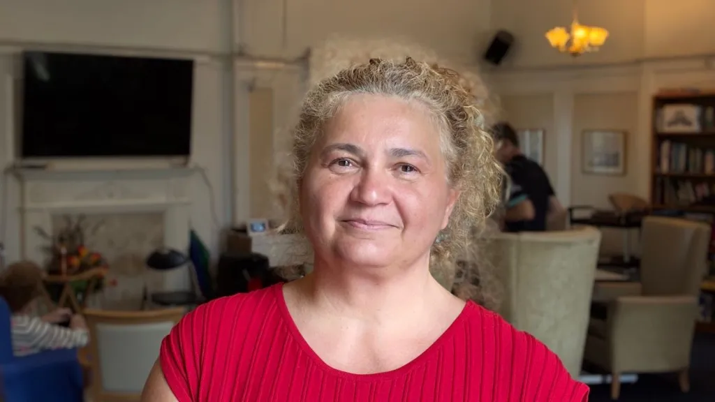 El director de una residencia de ancianos critica el impuesto a los trabajadores extranjeros.