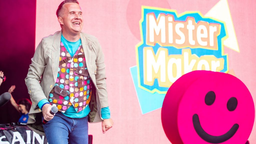 Mister Maker  in a turquoise top and spotty waistcoat