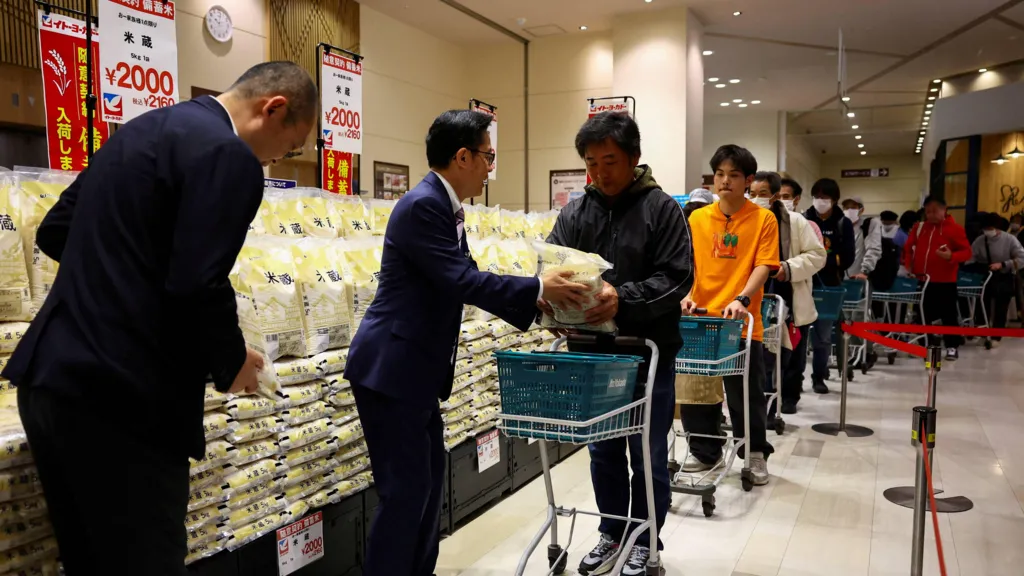 People stand in line to buy government-stockpiled rice, aimed at resolving persistent price rises, sold at Ito-Yokado grocery store, a subsidiary of Seven & i Holdings, in Tokyo, Japan May 31, 2025. REUTERS/Issei Kato/File Photo