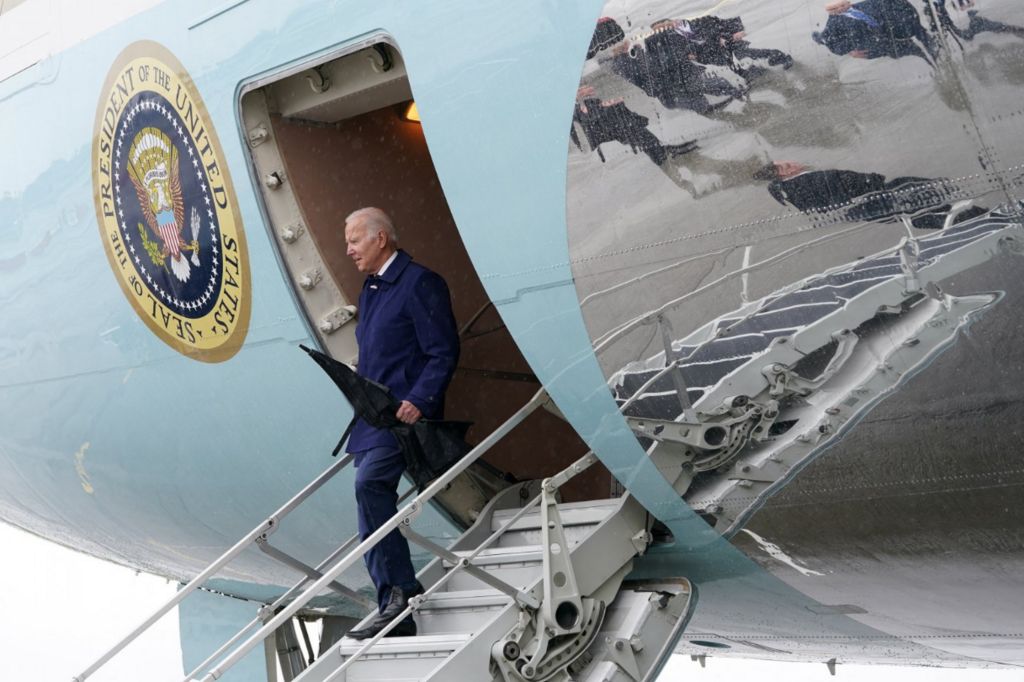 Joe Biden desce as escadas do Força Aérea Um no Aeroporto de Dublin