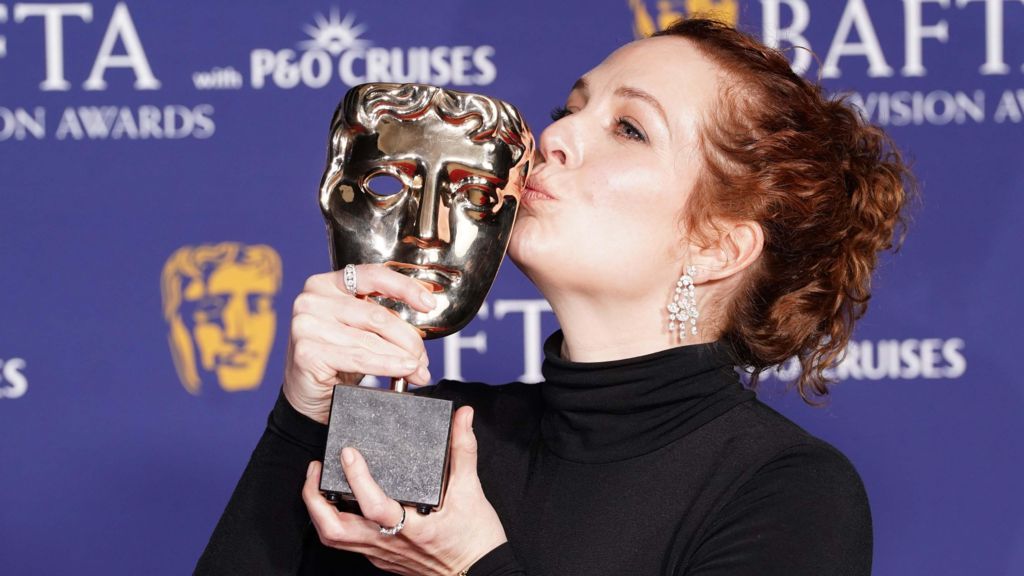 Katherine Parkinson kissing her Bafta trophy