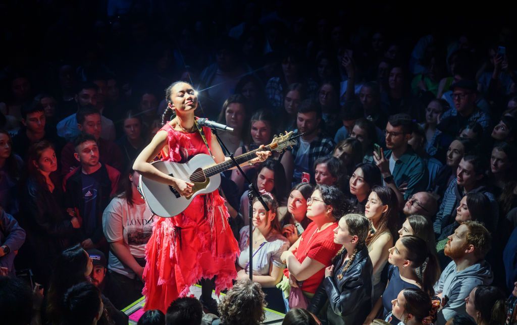 Griff plays in Birmingham, surrounded by fans