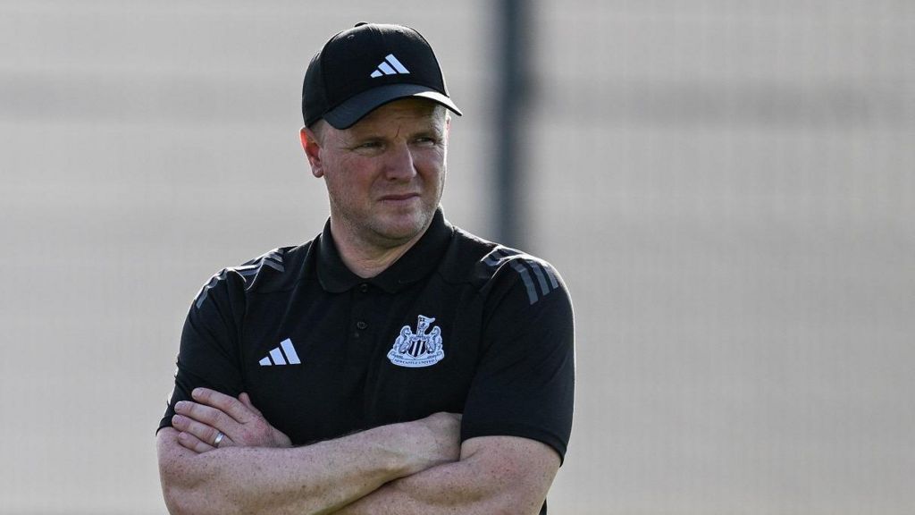 Newcastle United head Eddie Howe pinch his arms folded