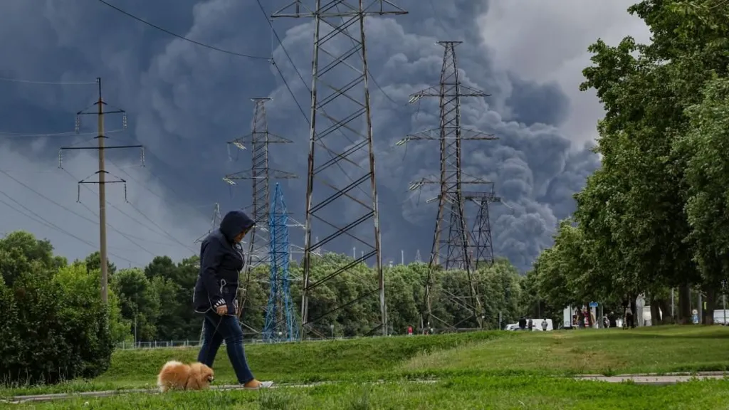 El ataque a la refinería de petróleo de Moscú acerca la guerra de Rusia con Ucrania a su propio país.