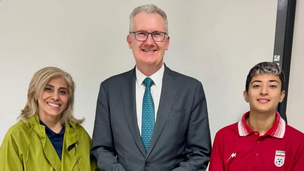 Miembro de la delegación de fútbol iraní que recibió asilo australiano cambia de opinión