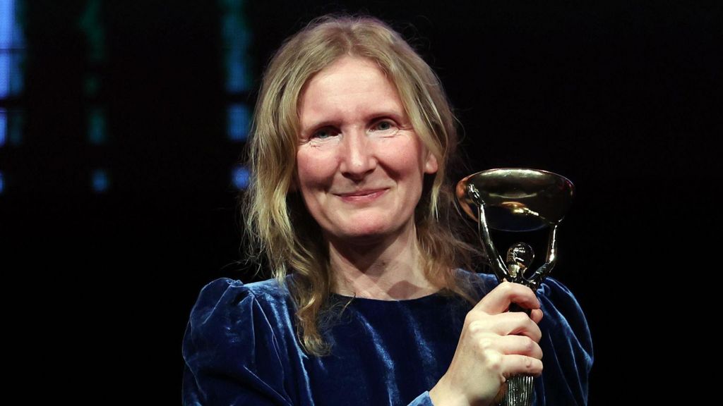 Samantha Harvey holding Booker Prize award