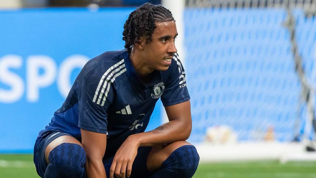 Leny Yoro: Manchester United defender on crutches with left foot injury -  BBC Sport