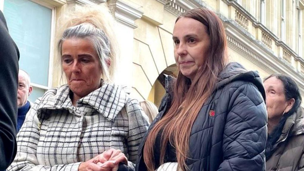 Mason's mum Nikki Knight and Max's mum Leanne Ekland stood outside the court. They both wearing coats and holding each others hands.