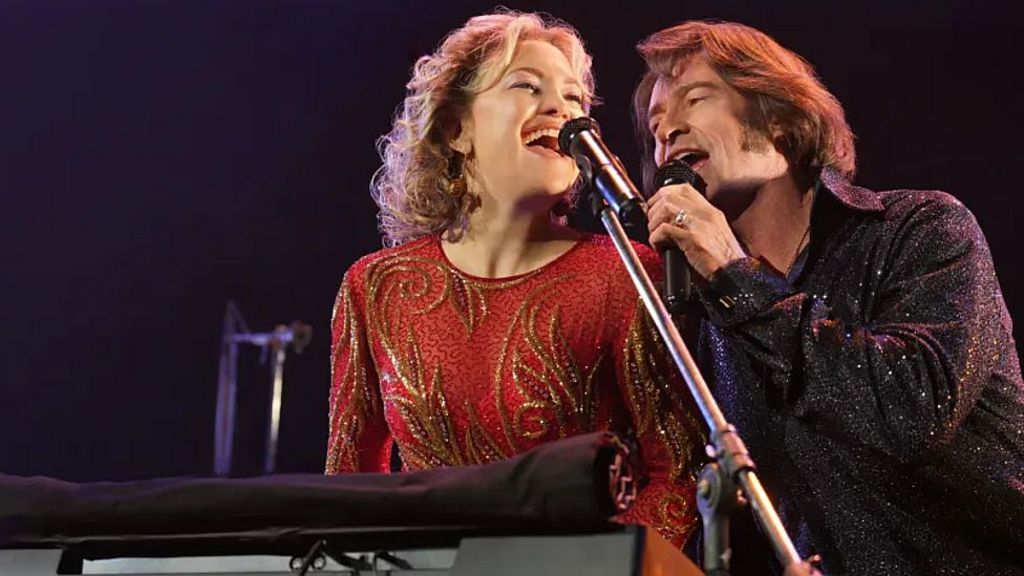 Hugh Jackman and Kate Hudson performing with a keyboard in Song Sung blue