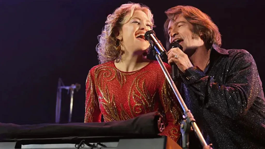 Hugh Jackman and Kate Hudson performing with a keyboard in Song Sung blue