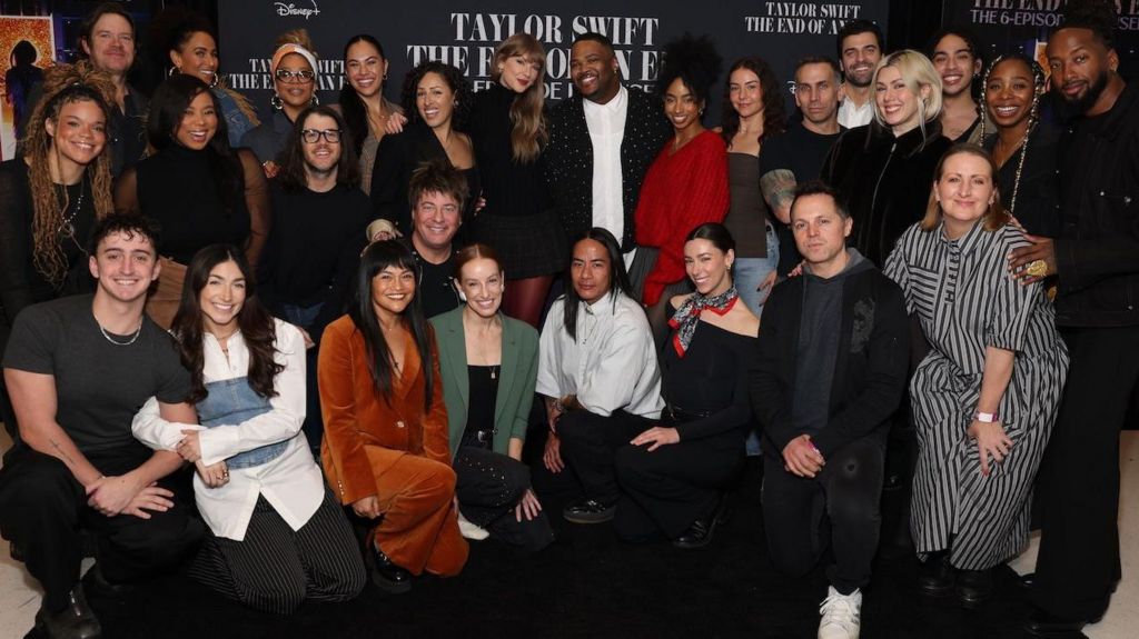 Taylor Swift poses with the crew and dancers from her Eras tour
