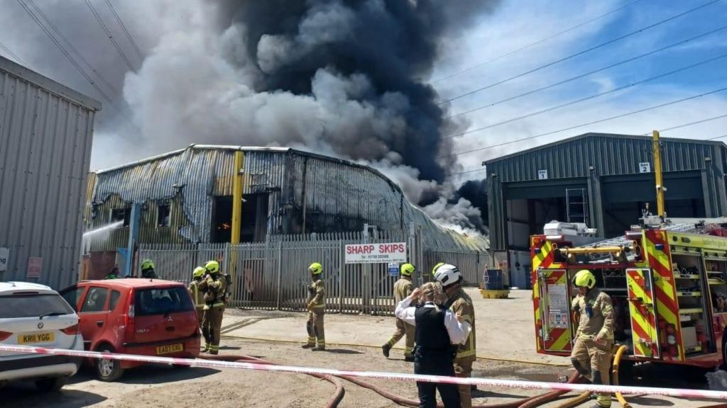 Rainham: Firefighters tackle industrial estate blaze - BBC News