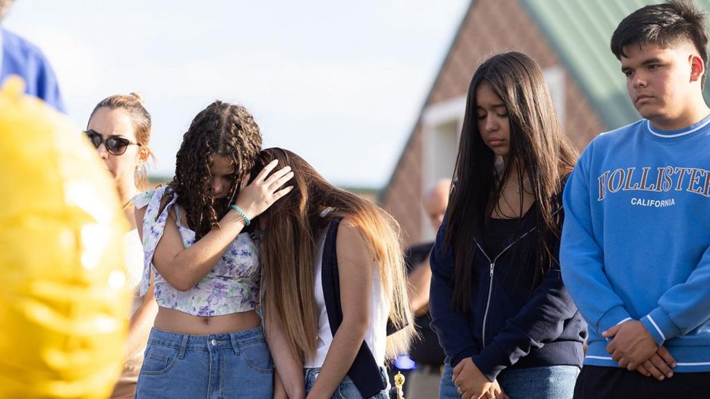 Students and community members pray at a memorial outside of Apalachee High School on September 5, 2024 in Winder, Georgia.