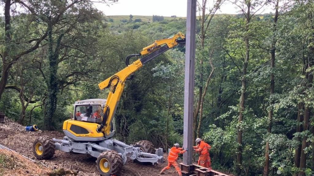 Work taking place to stop earth falling into the River Goyt