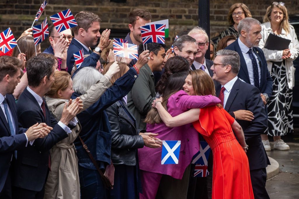 Sir Keir Starmer and his wife greet Labour supporters as they enter Downing Street for the first time