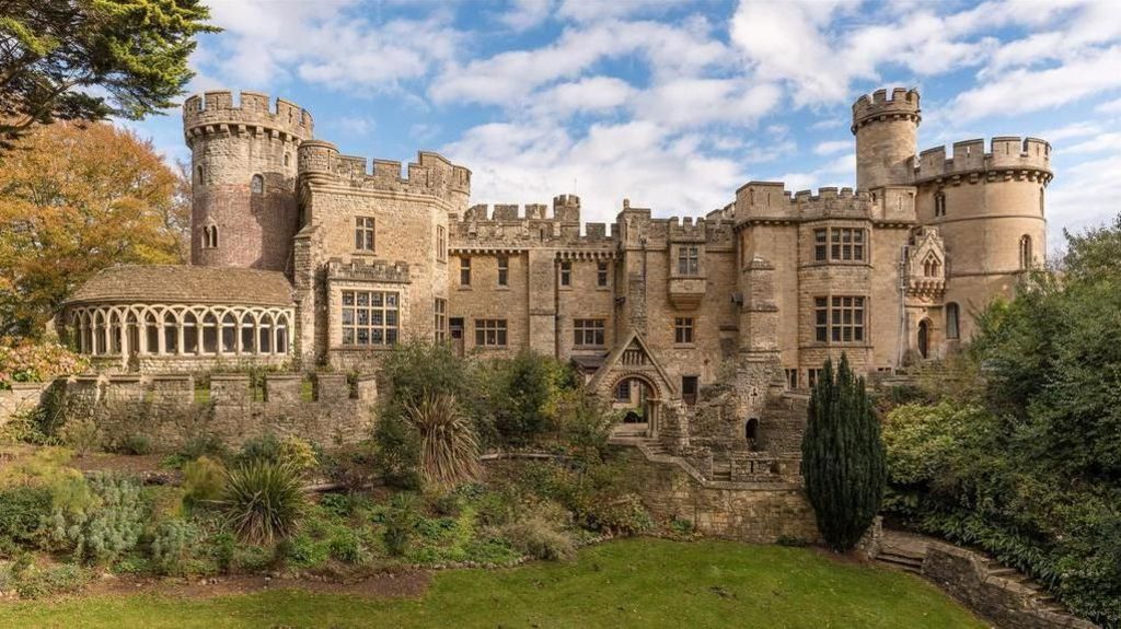 Devizes Castle wall to be dismantled for 'urgent' repairs - BBC News