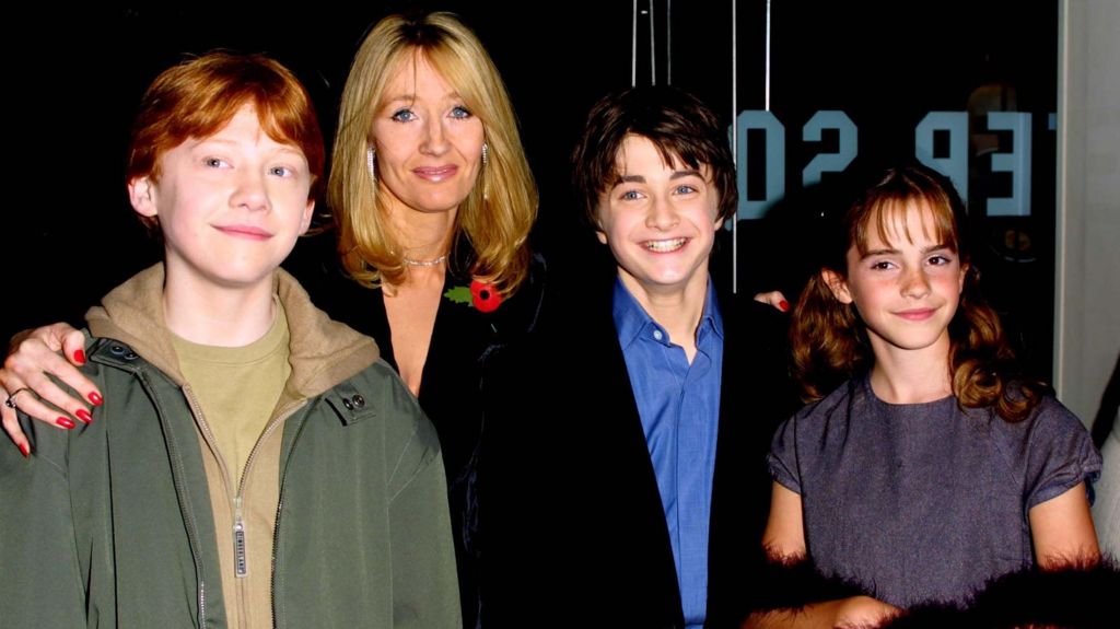 (L to R) Rupert Grint (Ron Weasley), author JK Rowling, Daniel Radcliffe (Harry Potter) and Emma Watson (Hermione Granger) attend the world film premiere of "Harry Potter and The Philosopher's Stone" at the Odeon Leicester Square cinema in London on November 4, 2001 