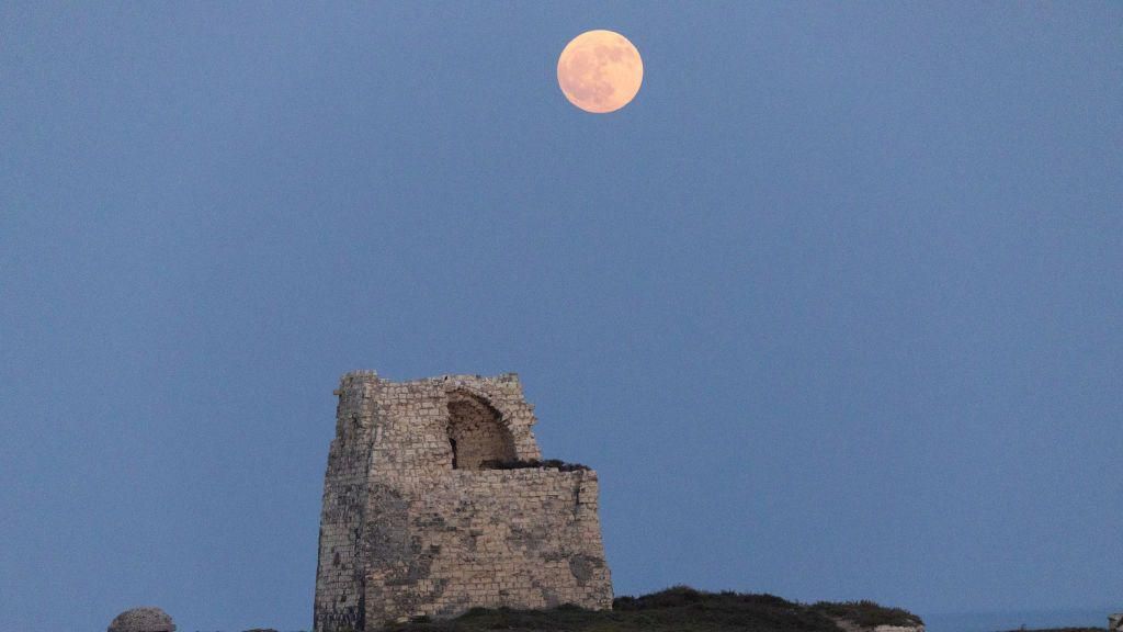 Strawberry Moon: Full Moon rises at famous sites over the world - BBC ...