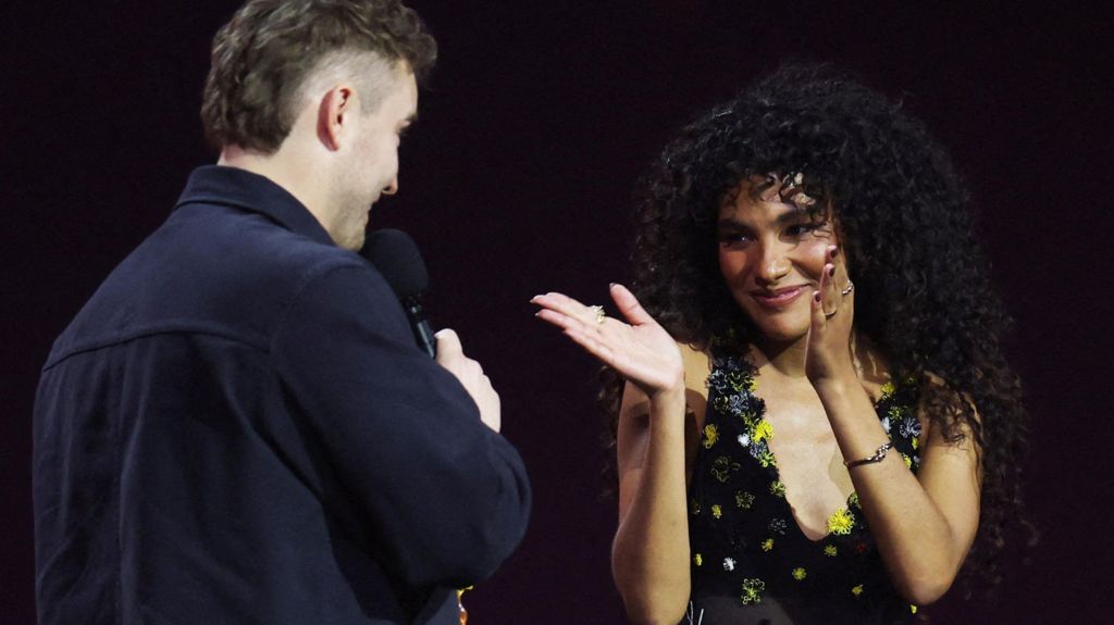 Olivia Dean applauds collaborator Sam Fender