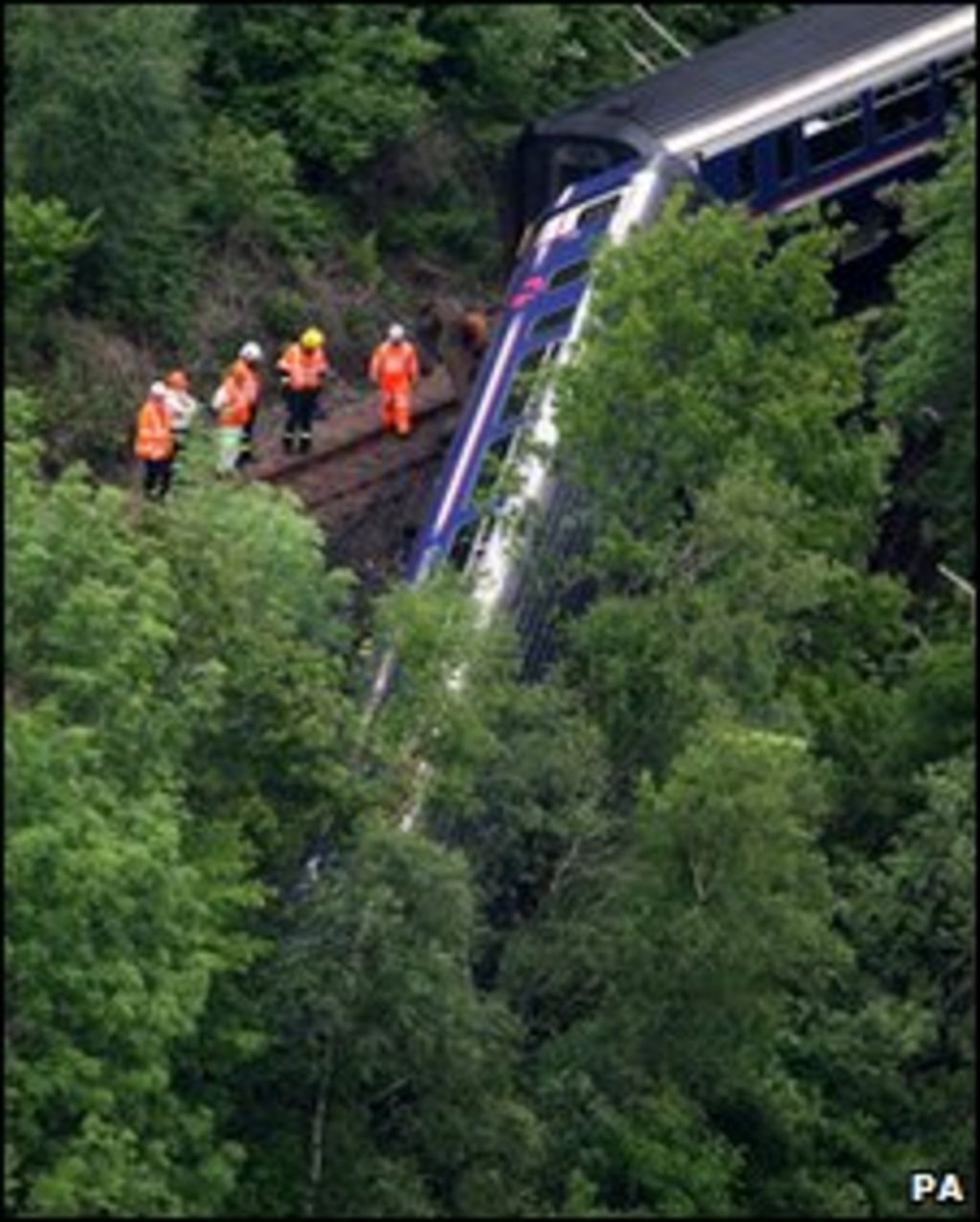 boulders-caused-glasgow-to-oban-rail-derailment-bbc-news