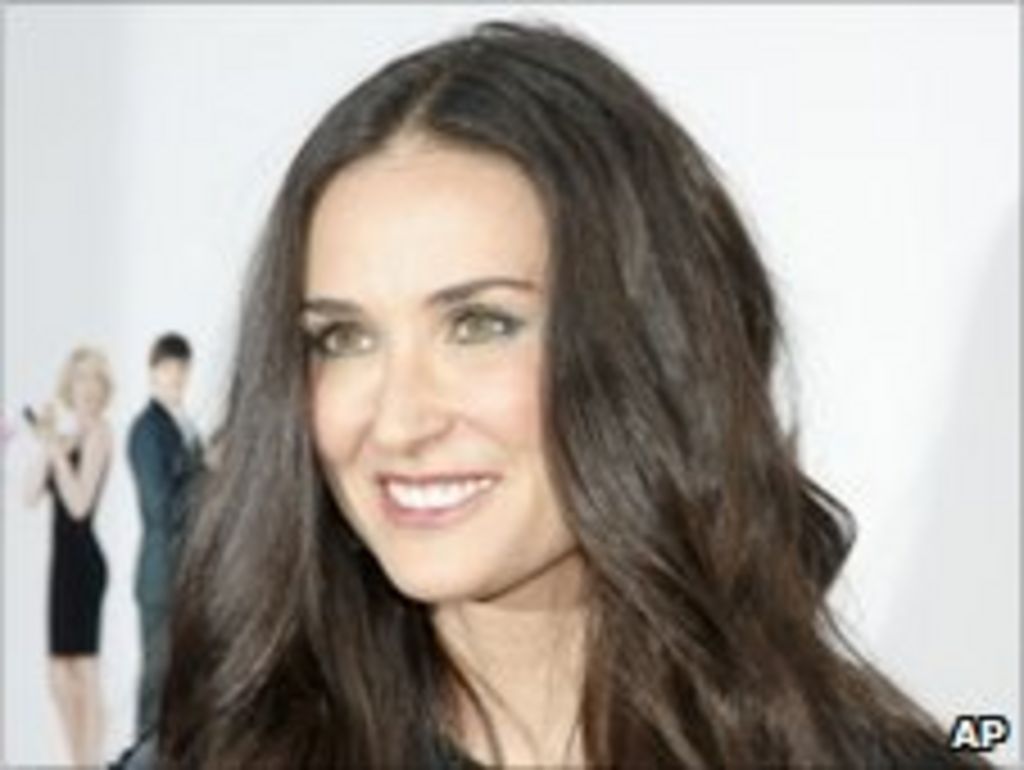 Demi Moore memoirs set for 2012 - BBC News