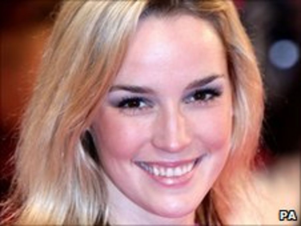 Emmerdale star Alice Coulthard to leave the soap BBC News