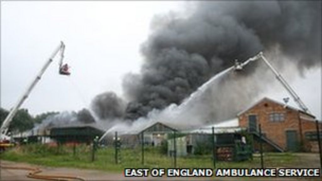 'Stay indoors' warning over Hertfordshire factory fire BBC News