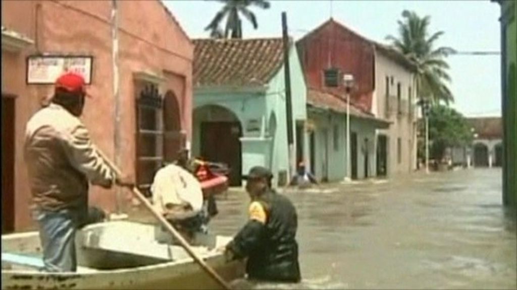 Hundreds of thousands hit by Mexico flooding BBC News