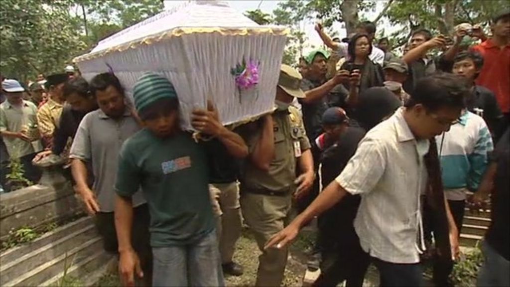 Indonesias Mount Merapi erupts again as victims buried pic