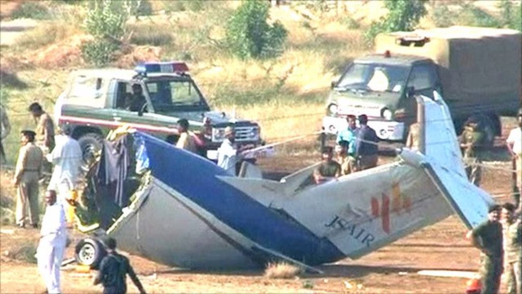 Plane crashes after takeoff from Karachi 'killing 21