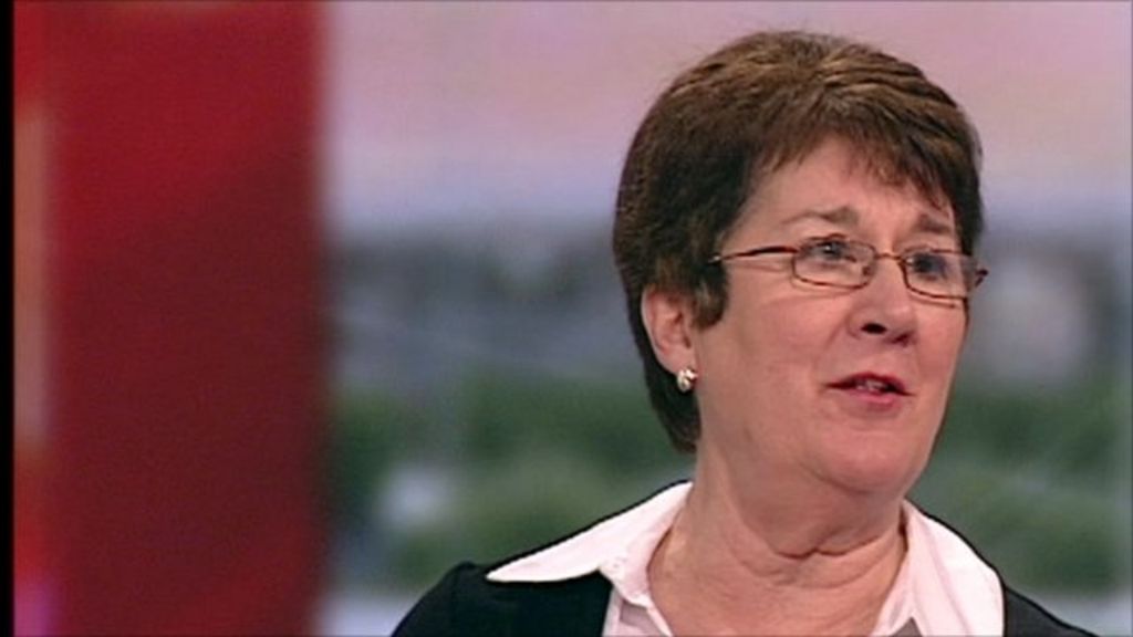 Students protest against tuition fee rise - BBC News