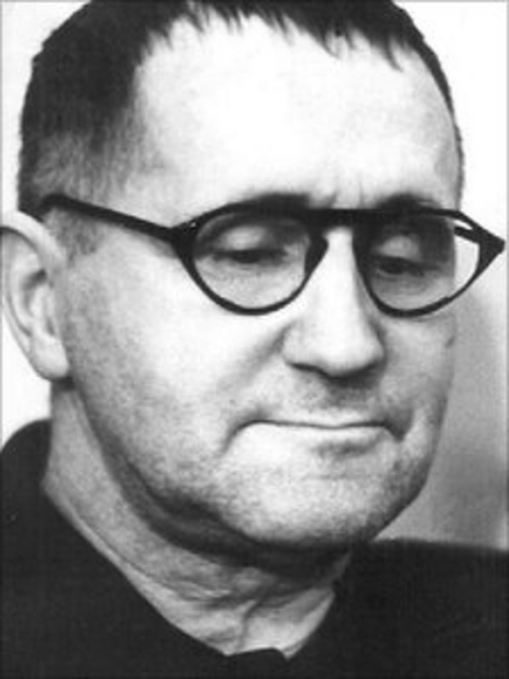 Research suggests new cause of Bertolt Brecht death - BBC News