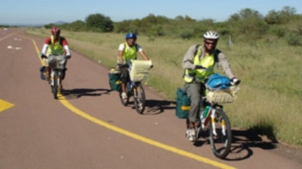 Two South Africans celebrate cycling to Mecca BBC News