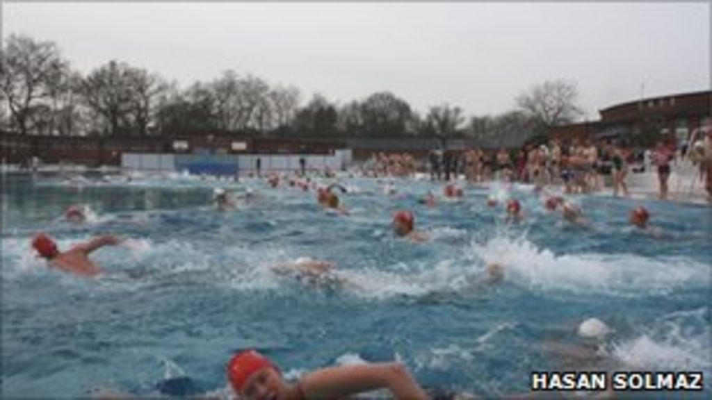 Hundreds swim in Hampstead Heath's freezing waters BBC News