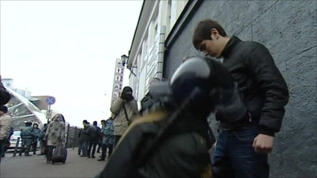 Russian ethnic riots: Hundreds arrested in Moscow - BBC News