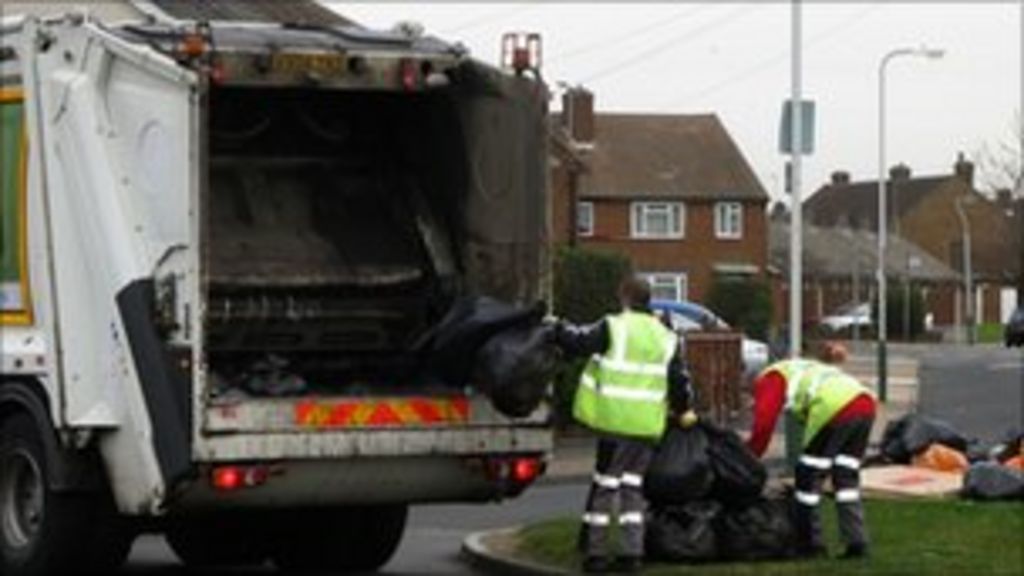 birmingham-city-council-binmen-strike-over-pay-cut-bbc-news